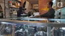 Calon pembeli mencoba kamera bekas  yang dijual belikan di CSZ Camera di kawasan Pondok jagung, Tangerang Selatan, Banten, Senin (20/12/2021). Peningkatan penjualan didorong karena kebutuhan memotret untuk komunitas dan media visual penjualan online. (merdeka.com/Arie Basuki)