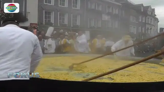 Ratusan orang di Malmedy, Belgia tampak antusias memasak dadar telur atau omelet raksasa.