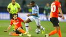 Striker Manchester City, Raheem Sterling, berusaha melewati pemain FC Shakhtar Donetsk pada laga Liga Champions di Stadion Metalist, Rabu (18/9/2019). Manchester City menang 3-0 atas FC Shakhtar Donetsk. (AP/Efrem Lukatsky)