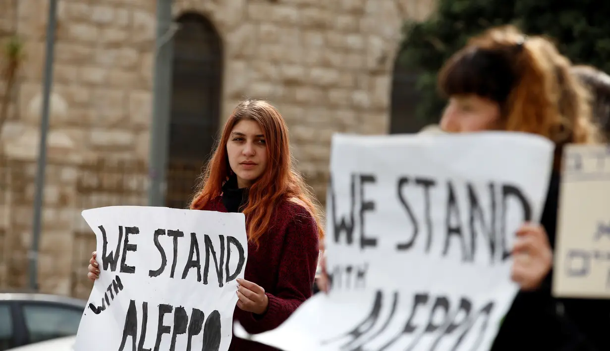 Sejumlah Warga Israel menggelar unjuk rasa di depan kediaman Perdana Menteri Israel, Benjamin Netanyahu di Yerusalem, Jumat (16/12). Mereka mengaku prihatin dengan warga Aleppo di Suriah. (REUTERS / Baz Ratner)