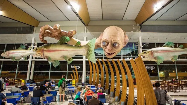 Potret Nyeleneh di Bandara