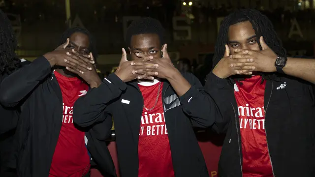 Foto: Penantian 22 Tahun Terbayarkan, Suka Cita Suporter Arsenal saat The Gunners Pastikan Gelar Juara Liga Inggris 2025/2026