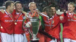 Para pemain Manchester United melakukan selebrasi usai menjuarai Liga Champions di Stadion Camp Nou, Barcelona (26/5/2020). Manchester United menang 2-1 atas Bayern Munchen. (AFP/Eric Cabanis)
