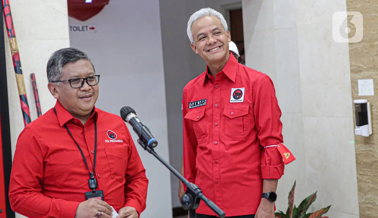 Gubernur Jawa Tengah Ganjar Pranowo bersama Sekretaris Jendral PDI Perjuangan Hasto Kristianto usai dipanggil di DPP PDIP, Jakarta, Senin (24/10/2022). Gubernur Jawa Tengah (Jateng) Ganjar Pranowo menegaskan bahwa dirinya akan taat terhadap aturan Partai PDI Perjuangan (PDIP) soal Capres 2024. (Liputan6.com/Faizal Fanani)