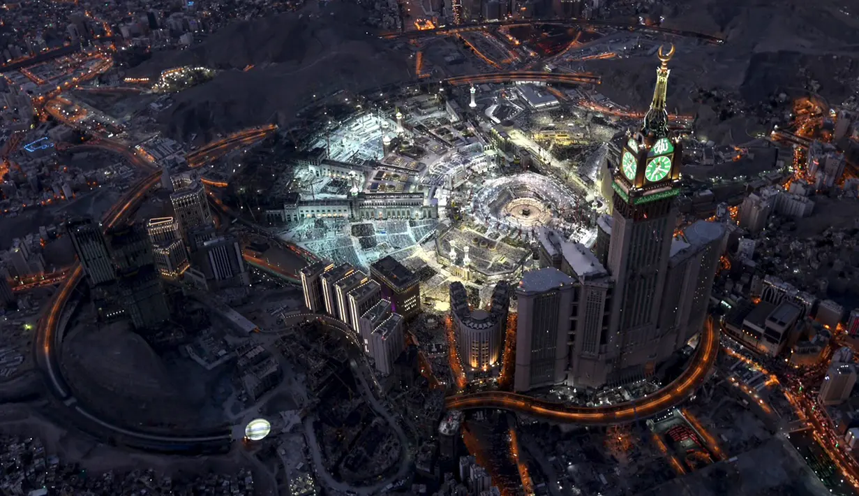Foto udara menunjukkan ribuan umat Muslim memadati Kakbah yang terletak di Masjidil Haram pada malam Lailatul Qadar di kota Mekkah, 14 Juli 2015. (REUTERS/Ali Al Qarni)