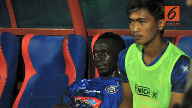 Gelandang Arema, Makan Konate, lesu setelah takluk atas Tira Perskabo 1-2 di Stadion Gajayana, Malang (29/6/2019). (Bola.com/Iwan Setiawan)