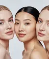 Tren nude makeup mulai populer pada era 1990-an melalui gaya riasan natural para supermodel dunia dan kembali naik daun pada awal 2010-an lewat tren no-makeup makeup look yang menonjolkan tampilan segar dan alami. (Sumber: Pexels).