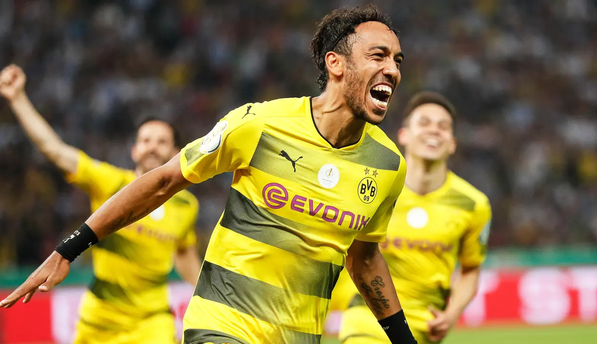 Striker Dortmund, Pierre-Emerick Aubameyang, merayakan gol yang dicetaknya ke gawang Frankfurt pada laga final DFB Pokal di Stadion Olympic, Berlin, Sabtu (27/5/2017). Dortmund menang 2-1 atas Frankfurt. (EPA/Friedmann Vogel) 