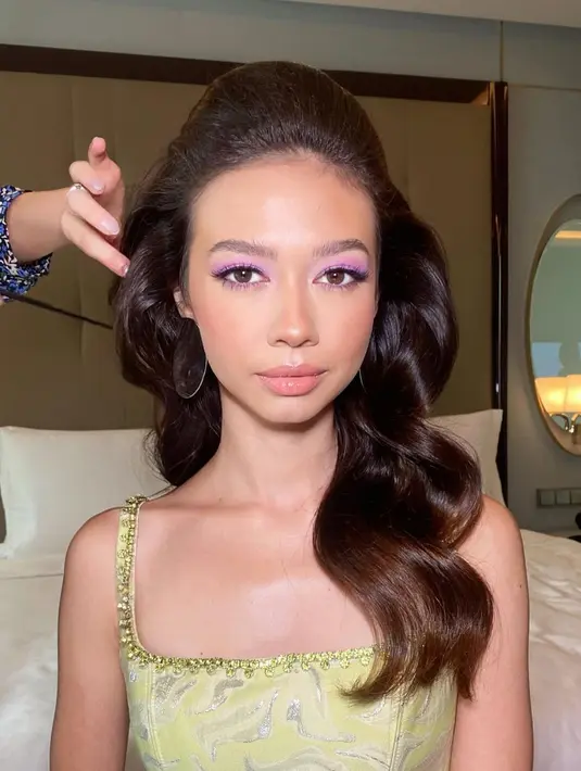 Bergaya ala boneka, Yuki Kato tampak eksplorasi dengan makeup dan gaya rambutnya. [Foto: Instagram: Yuki Kato]