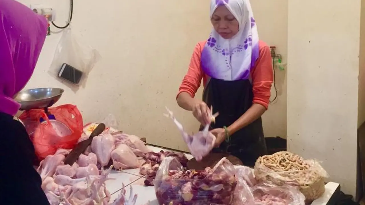 Pedagang ayam potong sedang melayani pembeli di tengah kenaikan harga jelang Idul Adha 2023.