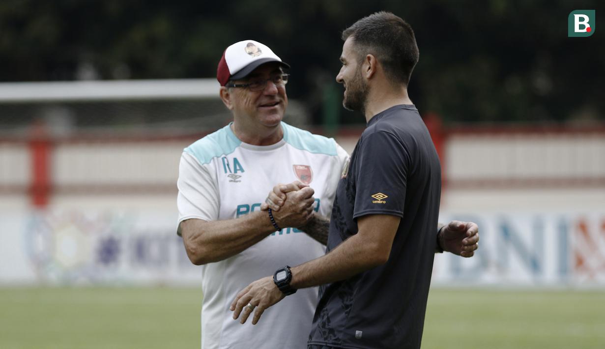 Pelatih PSM Makassar, Rene Alberts, bersalaman dengan pelatih Bhayangkara FC, Simon McMenemy, saat bertemu di Stadion PTIK, Jakarta, Minggu (2/12). Keduanya akan bertemu pada pekan ke-33 Liga 1. (Bola.com/Vitalis Yogi Trisna)