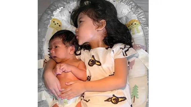 6 Potret Anak Kedua Tantri Kotak yang Terkena Bronkopneumonia, Jalani Perawatan Intensif