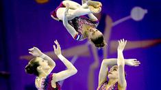 Aksi tim senam Rusia pada Kejuaraan Eropa di Baku, Azerbaijan.  (EPA/Robert Ghement)