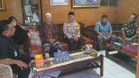 Kapolres Rohul AKBP Budi Setiyono bersilaturahmi dengan pengasuh pondok pesantren mengajak menjaga situasi Pilkada usai pemungutan suara tetap kondusif. (Liputan6.com/M Syukur)