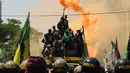 Ribuan supporter klub Persebaya 1927 (bonek) melakukan aksi di sekitar jalan Embong Malang, Surabaya, Jawa Timur, Sabtu (18/4/2015). Para bonek mendukung sikap tegas Menpora dan BOPI terhadap PSSI dan PT Liga Indonesia. (Liputan6.com/Helmi Fithriansyah)