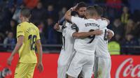5. Pemain Real Madrdi merayakan gol pertama yang dicetak Karim Benzema pada laga lanjutan LaLiga yang berlangsung di Stadion DeLa Ceramica, Spanyol, Jumat (4/12). Real Madrid ditahan imbang Villareal 2-2.  (AFP/Jose Jordan)