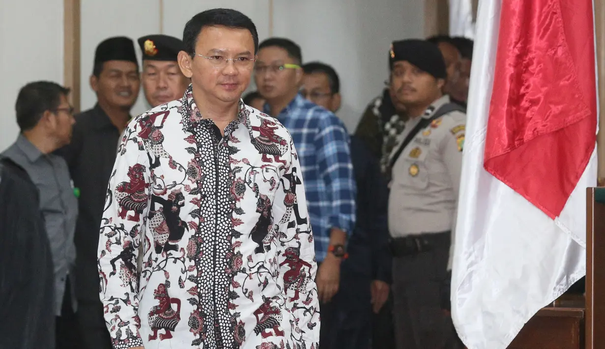Terdakwa Basuki Tjahaja Purnama atau Ahok memasuki ruang persidangan Auditorium Gedung Kementerian Pertanian (Kementan), Jakarta, Senin (13/2). Agenda sidang ke-10 mendengarkan keterangan empat ahli yang dihadirkan JPU. (Liputan6.com/Ramdani/Pool)