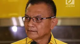 Sekjen Partai Golkar Lodewijk Freidrich Paulus menyampaikan keterangan pers di kantor DPP Partai Golkar, Slipi, Jakarta, Kamis (28/3). Partai Golkar memberhentikan Bowo Sidik Pangarso dari kepengurusan DPP Golkar. (Liputan6.com/Johan Tallo)
