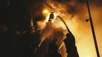 Dalam foto yang dirilis oleh State Emergency Service of Ukraine pada Senin, 19 Desember 2022, pemadam kebakaran Ukraina sedang berusaha memadamkan api di sebuahinfrastruktur setelah serangan drone dari Rusia di Kyiv. (Pavel Petrov, SESU via AP)