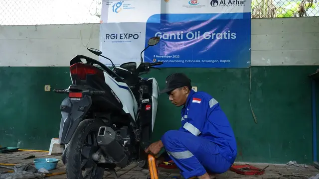 Ganti oli gratis dari LAZ Al Azhar.