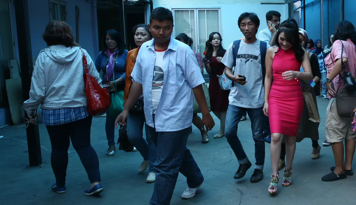 Ayu Ting Ting sendiri menilai, bahwa putrinya, Bilqis Khumairah Razak tak perlu dirayakan secara besar-besaran setiap tahun. Pada tahun sebelumnya, anak Ayu Ting Ting merayakan ultah secara mewah di kawasan Depok. (Nurwahyunan/Bintang.com)