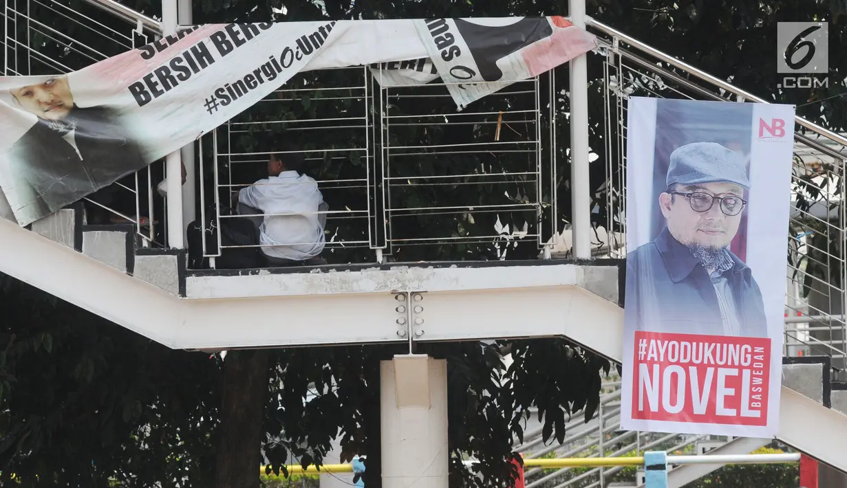 Sebuah banner bertuliskan sayembara kasus penyiraman air keras terhadap penyidik Novel Baswedan terpasang di seberang Gedung KPK, Jakarta, Senin (6/8). Sayembara yang diinisiasi wadah kepegawaian KPK itu berhadiah sepeda. (Merdeka.com/Dwi Narwoko)