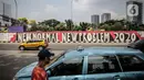 Pengendara melintasi mural bertema tatanan normal baru atau 'New Normal' di kawasan Tanjung Barat, Jakarta, Selasa (9/6/2020). Mural itu pesan menyambut era new normal ketika setiap orang harus mengedepankan protokol kesehatan saat berkegiatan di tengah pandemi COVID-19. (Liputan6.com/Faizal Fanani)