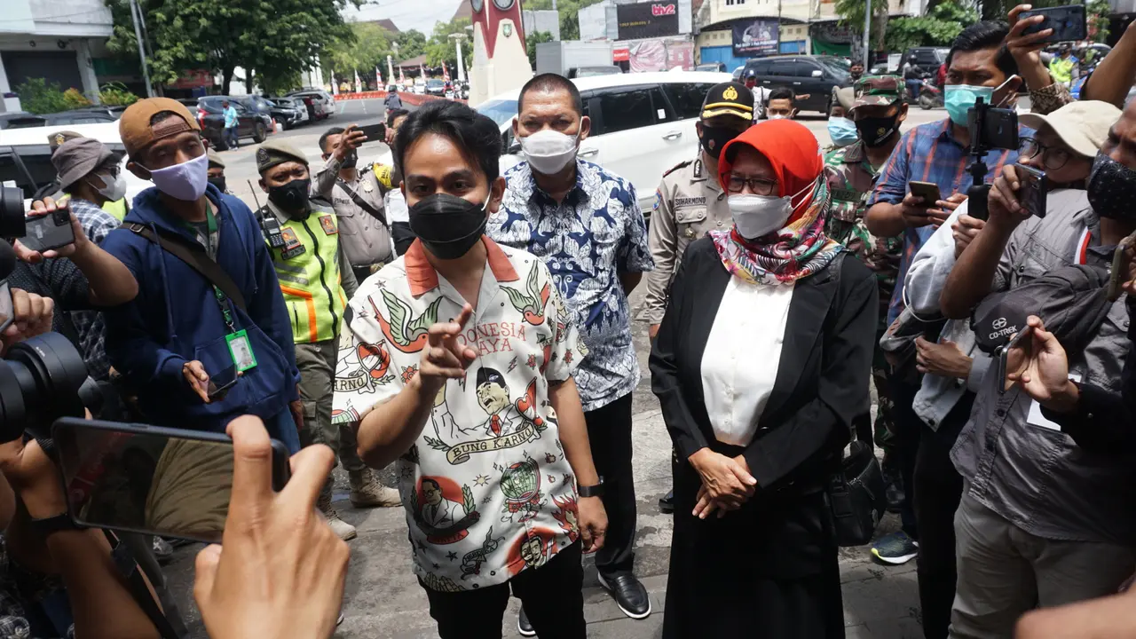 Gibran Rakabuming Raka blusukan ke Pasar Gede usai dilantik sebagai Wali Kota Solo, Jumat (26/2/2021)
