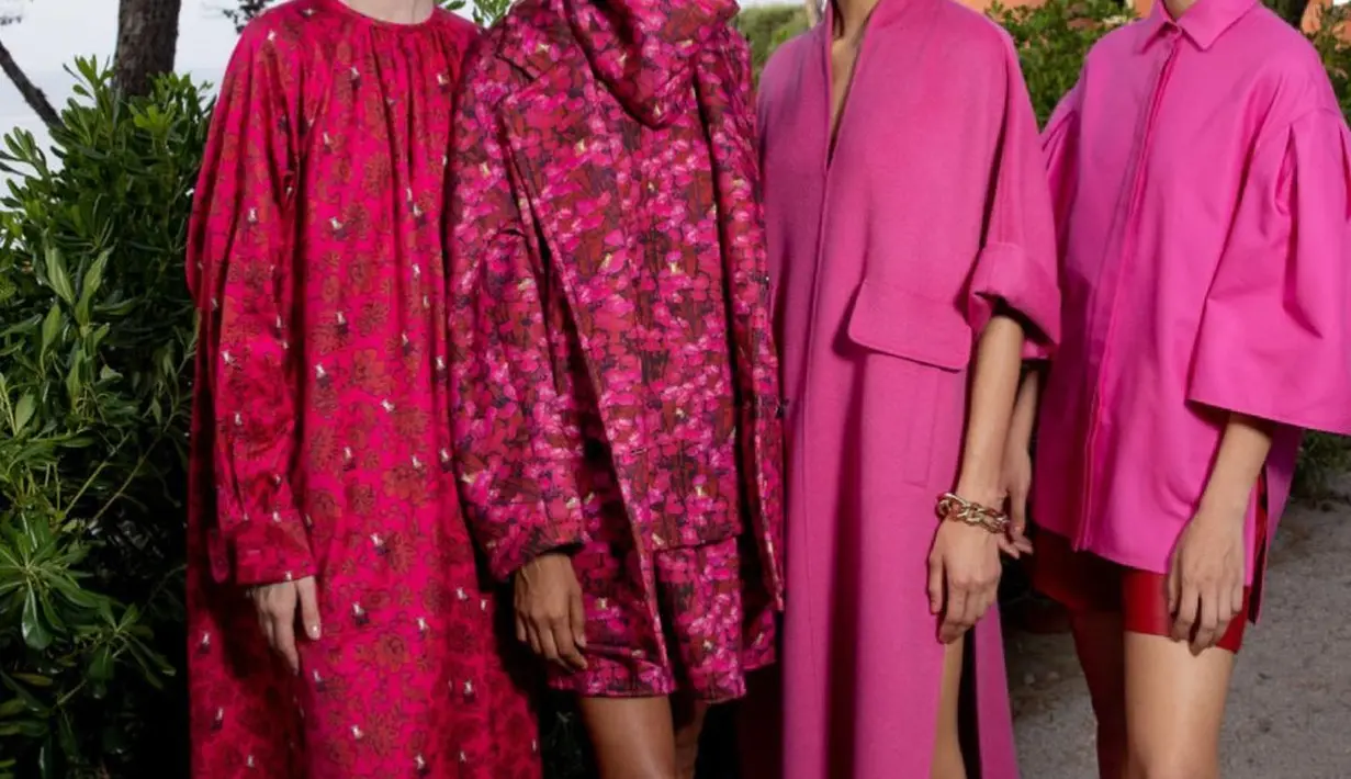 Namun, semburat warna-warna cerah menjadi kunci penambah semangat, untuk menghidupkan kembali kenangan indah saat berlibur mengunjungi destinasi indah.