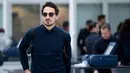 Bek Bayern Munchen, Mats Hummels mengenakan kaca mata berjalan sebelum keberangkatan di bandara Munich, Jerman (2/4). Munchen akan bertanding melawan wakil Spanyol, Sevilla pada leg pertama perempatfinal Liga Champions. (Sven Hoppe/dpa via AP)