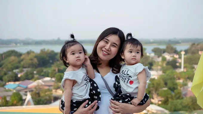 mendidik anak kembar