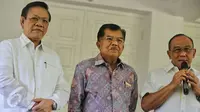 Ketua Umum Partai Golkar Munas Bali Aburizal Bakrie (kanan) memberikan keterangan pers di kediaman wapres, Jakarta, Rabu (3/2). Pertemuan tersebut untuk membahas Munas Luar Biasa (Munaslub). (Liputan6.com/Faizal Fanani)