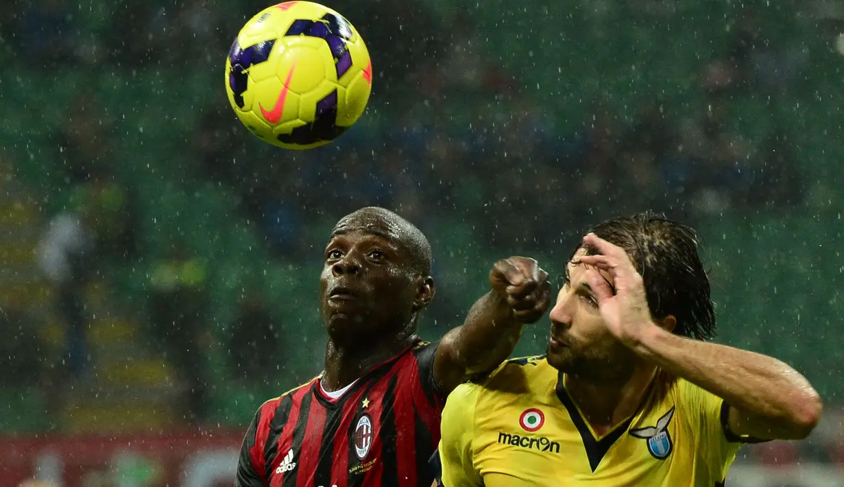Mario Balotelli (kiri) yang kini tengah menjalani musim kedua bersama FC Sion di Liga Swiss tercatat pernah membela AC Milan selama 1,5 musim pada 2012/2013 dan 2013/2014. Pada musim keduanya 2013/2014, ia mampu mencetak 3 gol dalam empat laga awal Liga Italia musim 2013/2014. (AFP/Giuseppe Cacace)