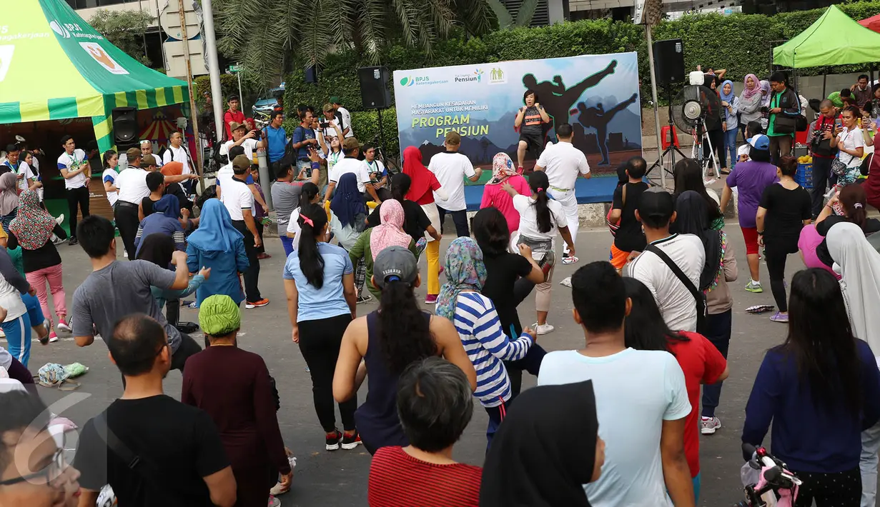 Suasana kegiatan body combat dalam acara sosialisasi bertajuk karnaval pekerja di area CFD Jalan Jenderal Sudirman, Jakarta Pusat, Minggu (14/5). (Liputan6.com/Immanuel Antonius)