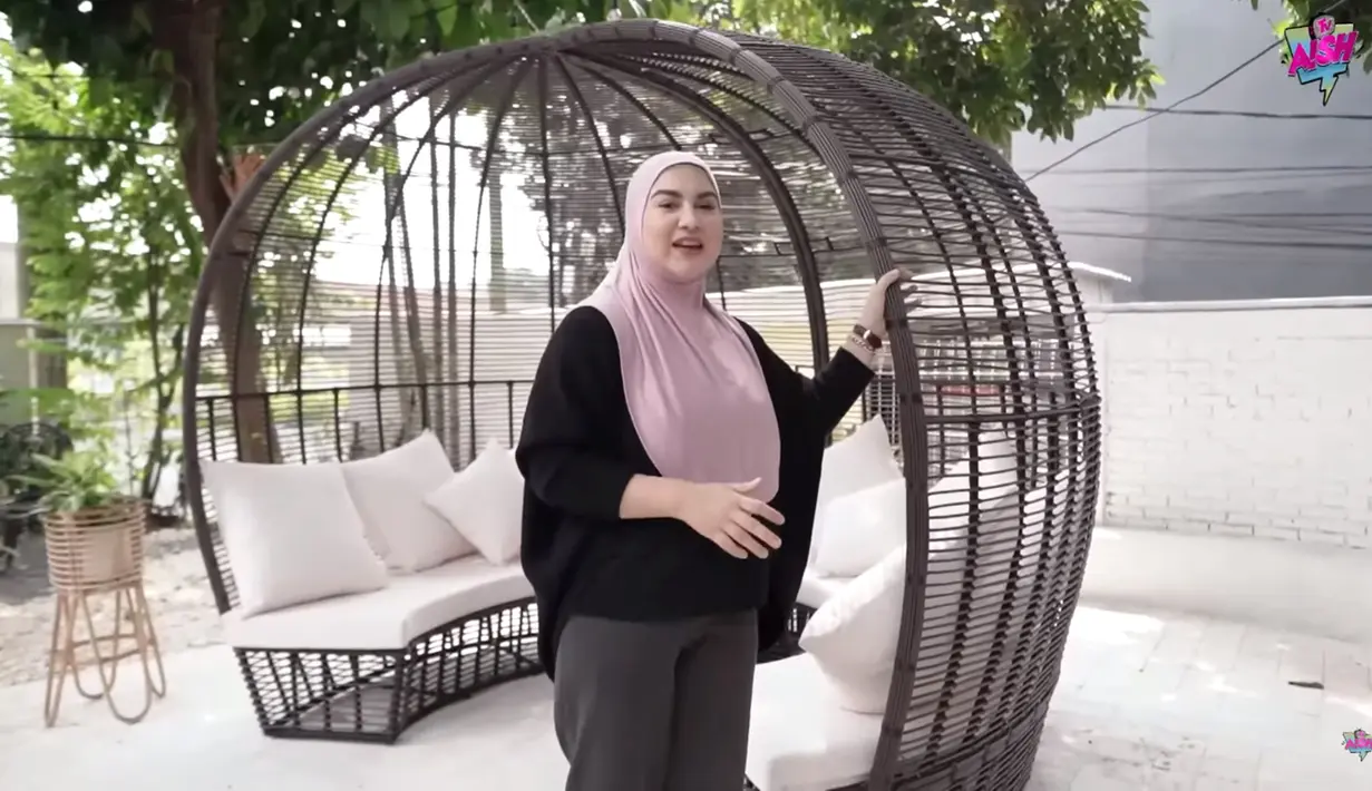 Pada bagian depan, terdapat sebuah taman kecil dengan kursi yang disebut oleh Irish Bella sebagai sangkar burung. Terlihat minimalis, namun taman tersebut juga begitu rindang dengan pepohonan yang ada. (Liputan6.com/YouTube/Aish TV)