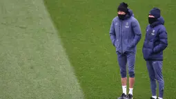 Tuan rumah, Paris Saint-Germain (PSG) akan menjamu Newcastle United dalam laga matchday kedelapan Liga Champions 2025-2026. Tampak dalam foto, pelatih kepala Paris Saint-Germain asal Spanyol, Luis Enrique (kiri) saat menghadiri sesi latihan di Campus Paris Saint-Germain di Poissy, pinggiran barat Paris pada Selasa 27 Januari 2026. (Franck FIFE/AFP)