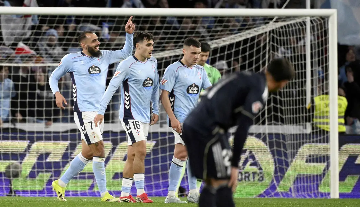 Celta Vigo membalas lewat Borja Iglesias pada menit ke-25. Tampak dalam foto, penyerang Celta Vigo asal Spanyol, Borja Iglesias (kiri), merayakan golnya pada pertandingan pekan ke-27 La Liga 2025/2026 melawan Real Madrid di Estadio Abanca-Balaidos pada Jumat 6 Maret 2026 waktu setempat atau Sabtu 7 Maret 2026 dini hari WIB. (Miguel RIOPA/AFP)