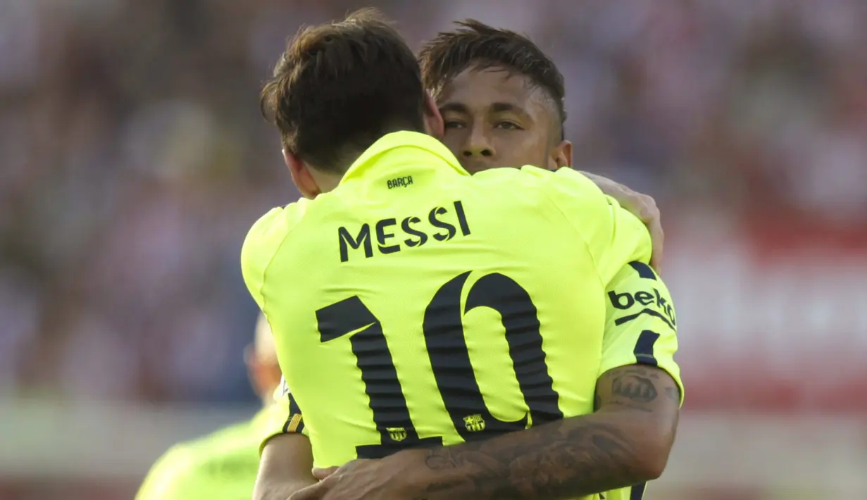 Lionel Messi dan Neymar Jr. merayakan gol saat menglahkan Atletico Madrdi 2-1 sebelumnya Barcelona tertinggal yang akhirnya berbalik unggul di Stadion Vicente Calderon, Madrid,(17/5/2015).  (EPA/Victor Lerena)