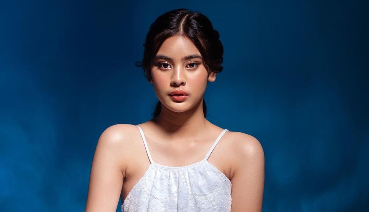 Callista Mercy adalah pemain baru yang juga turut bintangi web series My Nerd Girl 2. Callista memulai kariernya di dunia seni peran dalam beberapa tahun terakhir. Tak banyak yang tahu, artis dengan nama lengkap Callista Mercy Christian ini pernah bintangi sinetron Putih Abu-Abu Cerita Kita, dan web series Janet & Jamilah sebagai Becky tahun 2022 bareng Aisyah Aqilah. (Liputan6.com/IG/@callistamercy_)