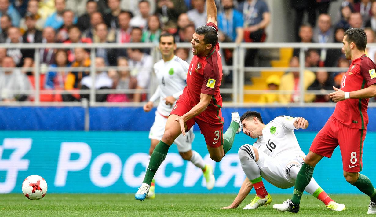 Bek Portugal, Pepe, berusaha melewati hadangan gelandang Meksiko, Hector Herrera, pada laga perebutan tempat ketiga Piala Konfederasi di Stadion Spartak, Moskow, Minggu (2/7/2017). Portugal menang 2-1 atas Meksiko. (AFP/Alexander Nemenov)