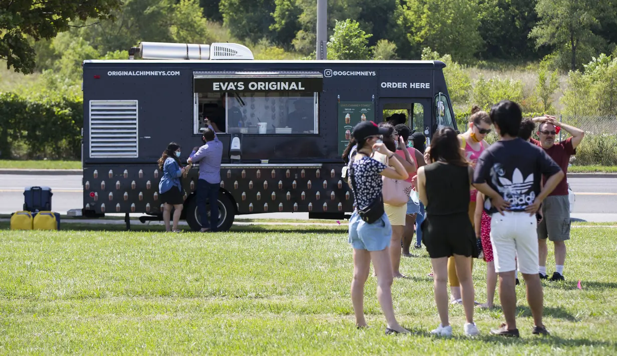 Sejumlah orang mengantre untuk membeli es krim saat Festival Es Krim Toronto di Toronto, Kanada, Sabtu (15/8/2020). Festival Es Krim Toronto diadakan pada 15-16 Agustus 2020 di tengah pandemi COVID-19. (Xinhua/Zou Zheng)