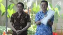 Dua terdakwa, bos Forex Surabaya Hary Suwanda (kanan) dan rekannya Raywond Rawung tiba untuk menjalani pemeriksaan di Gedung KPK, Jakarta, Kamis (11/7/2019). Kedua diperiksa sebagai saksi untuk keperluan penyidikan kasus suap terkait penanganan perkara di PN Jakarta Barat. (merdeka.com/Dwi Narwoko)