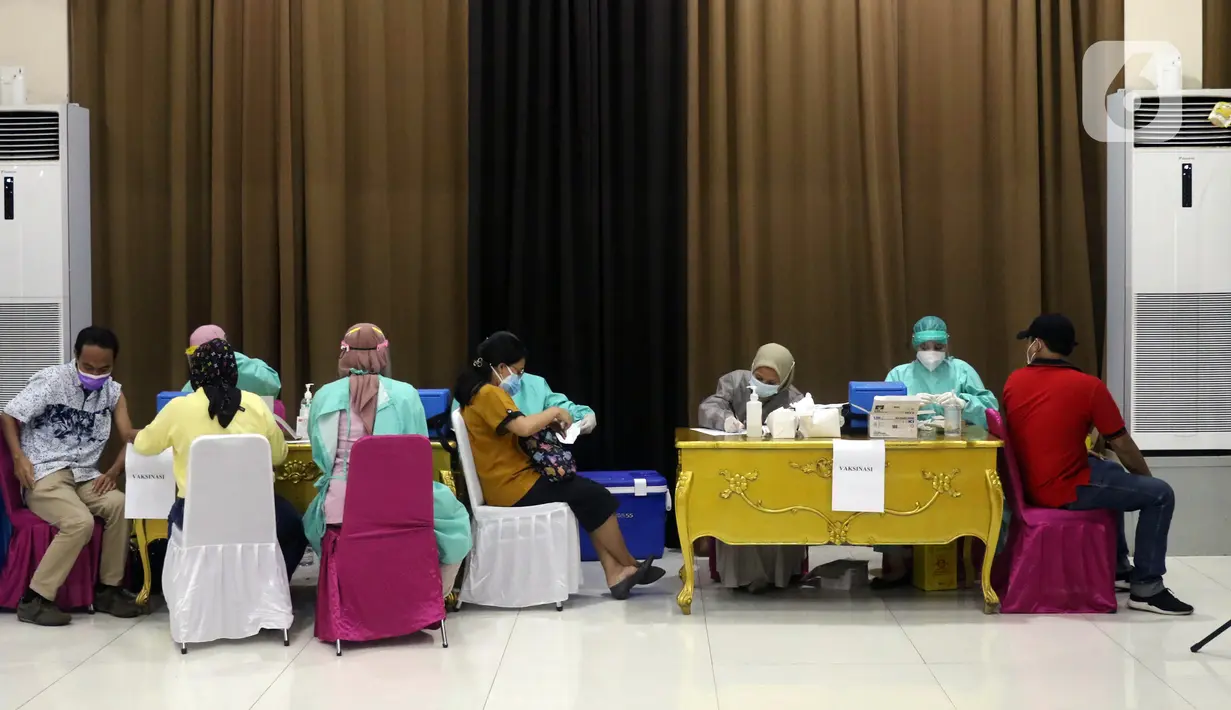 Petugas medis mendata warga sebelum disuntik vaksin COVID-19 di Universitas Budi Luhur, Jakarta Selatan, Senin (21/6/2021). Vaksinasi tersebut menargetkan 1.000 masyarakat Jakarta berusia 18 tahun ke atas. (Liputan6.com/Angga Yuniar)