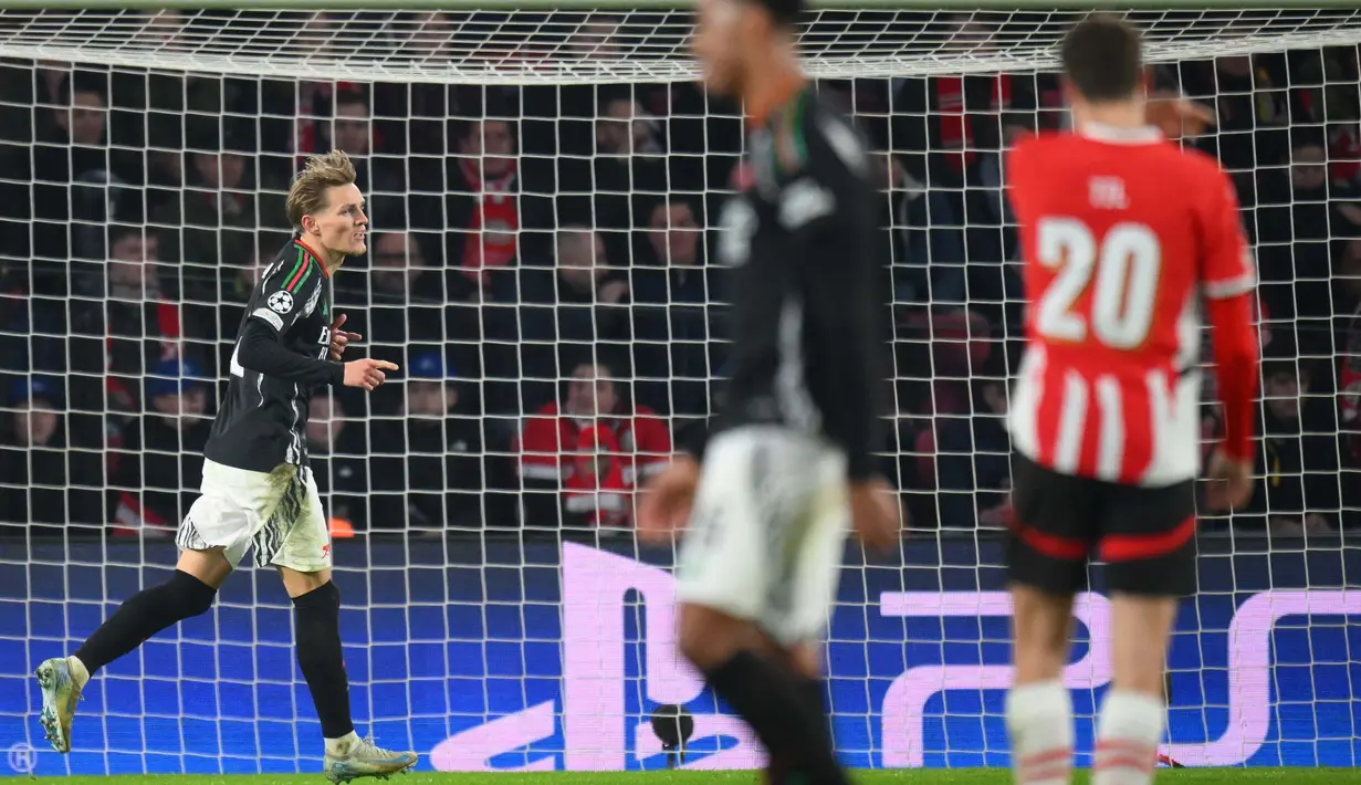 Arsenal terus bermain taktis. Pada menit ke-73, Martin Odegaard kembali mencatatkan namanya di papan skor. (JOHN THYS/AFP)