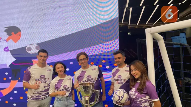 Dalam menggelar turnamen futsal SMA, Axis menggaet pecinta olahraga sepak bola Ciccio Manassero dan pemain futsal putri Shafira Ika Putri (Liputan6.com/ Agustin Setyo W)