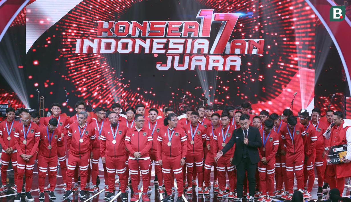 Timnas Indonesia U-16 memenuhi undangan dari EMTEK pada kegiatan Konser 17an Indonesia Juara, Rabu (17/8/2022). Undangan tersebut diberikan sebagai bentuk perayaan gelar juara Piala AFF U-16 2022. (Bola.com/Abdul Aziz)