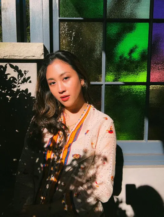 Kariernya mencuat setelah membintangi film Petualangan Sherina, disusul solo karier yang menunjukkan sisi musikalitasnya. (Instagram @sherinasinna)