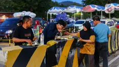 Pemudik beristirahat sambil menyantap makanan di dermaga penyebrangan di Pelabuhan Merak, Cilegon, Banten, Sabtu (6/4/2024). (Liputan6.com/Angga Yuniar)