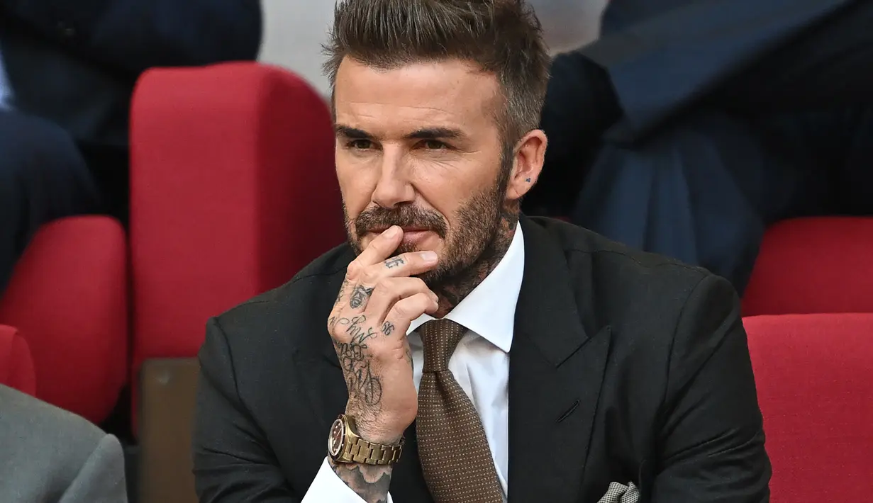David Beckham saat menyaksikan pertandingan Grup B Piala Dunia Qatar 2022 antara Inggris dan Iran di Stadion Internasional Khalifa di Doha, Qatar, Senin (21/11/2022). Sebelumnya, Beckham   menyampaikan pesan sebelum kick off Piala Dunia 2022 di Qatar dimulai pada Minggu 20 November 2022. (AFP/Paul Ellis)