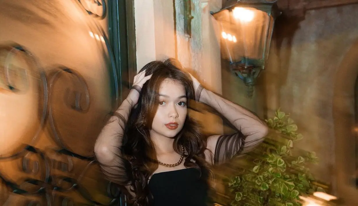 Bergaya vintage, Rebecca kenakan strapless dress dengan lengan tulle berwarna hitam [@rklopper]